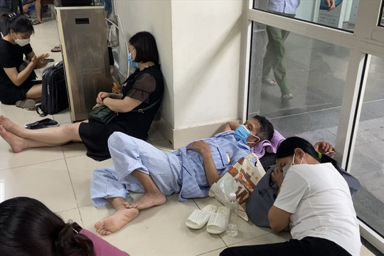 Bệnh viện quá tải, người nằm bệt chờ khám, người đợi 3 tháng mới được mổ