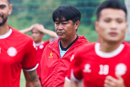 HLV Trần Minh Chiến xuất hiện cùng TPHCM sau thông tin từ chức