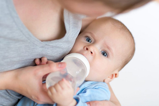 Trẻ sơ sinh có được uống nước không? Cho trẻ uống nước khi nào?