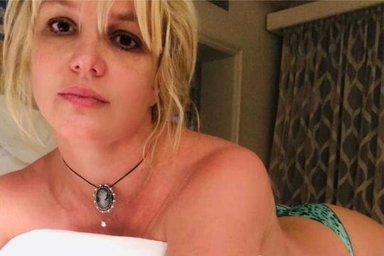 Britney Spears gặp vấn đề tâm lý khi liên tục đăng ảnh khỏa thân?
