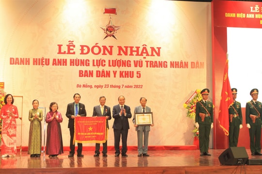 Ban Dân y Khu 5 đón nhận Danh hiệu Anh hùng Lực lượng vũ trang nhân dân