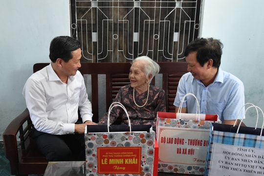 Đồng chí Lê Minh Khái tặng quà, tri ân người có công, gia đình chính sách