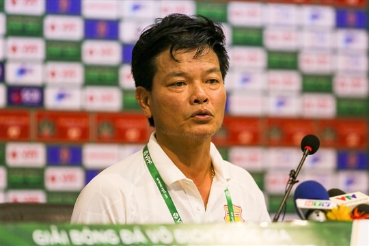 HLV Nguyễn Văn Sỹ: "Thẻ đỏ của Đinh Viết Tú quá nặng"
