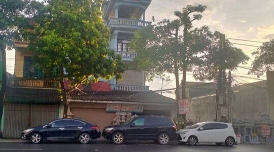 Vụ "khủng bố" bằng ô tô ở Hà Nội: Khó xử lý hành vi đỗ xe chắn cửa?