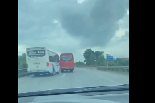 Hai xe khách lạng lách đánh võng, chèn ép lẫn nhau trên đường cao tốc