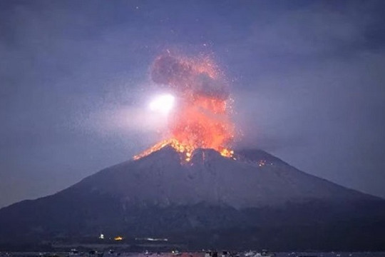 Cận cảnh núi lửa ở Nhật Bản phun trào khiến nhiều người phải sơ tán