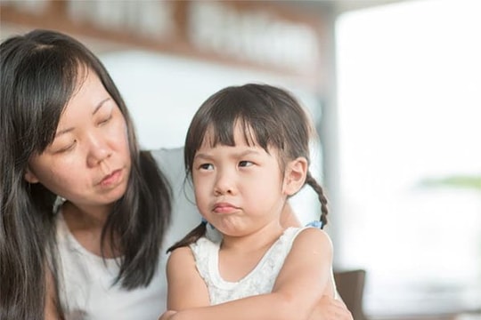 Giáo dục bừa bãi nhất, chính là cha mẹ vừa hô hào tôn trọng con cái, vừa ép buộc con phải nghe lời