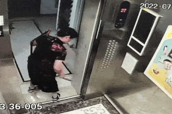 Hành động kỳ quặc của người phụ nữ tại thang máy