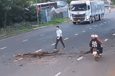 Ăn mặc bảnh bao, anh tài xế không ngại xuống đường dọn chướng ngại vật