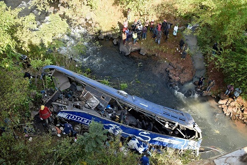 Xe buýt lao xuống sông cách mặt cầu 40m khiến 34 người chết