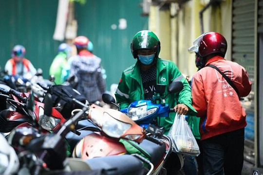 Hãng xe công nghệ ăn dày phí và chiết khấu của, tài xế ngày đêm 'còng lưng'