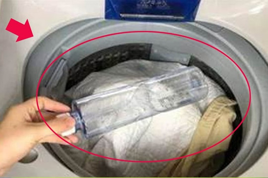Quăng 2 vỏ chai nước vào máy giặt, quần áo sạch sẽ không xộc xệch, thật thông minh để học hỏi