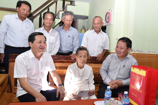Phó Thủ tướng Lê Minh Khái tri ân Mẹ Việt Nam Anh hùng, gia đình người có công