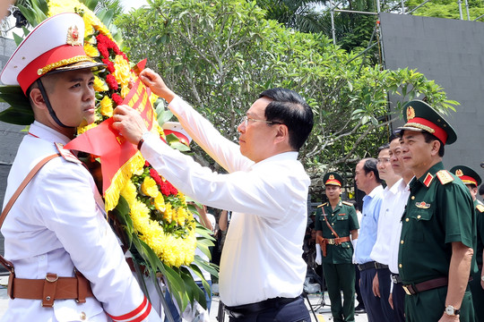 Phó Thủ tướng Thường trực dâng hương tại Nghĩa trang Liệt sĩ quốc gia Vị Xuyên