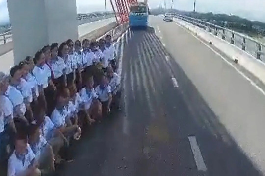 Mải mê chụp ảnh trên cầu, nhóm 20 người suýt bị ô tô tông