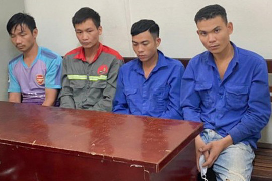 Bắt nhóm công nhân trộm cắp nắp cống ở Hà Nội
