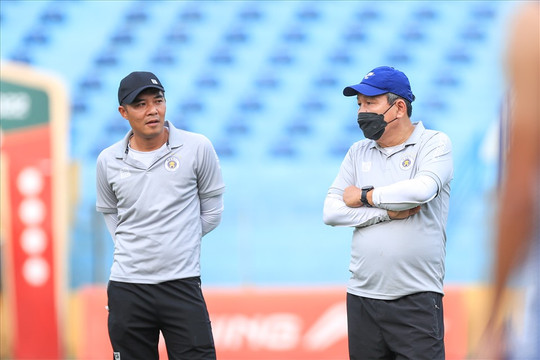 Hà Nội FC trong buổi tập vắng huấn luyện viên Chun Jae-ho vì COVID-19