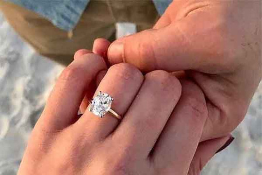 Ngày sinh nhật tôi, chồng cũ quỳ xuống cầu hôn bằng chiếc nhẫn kim cương