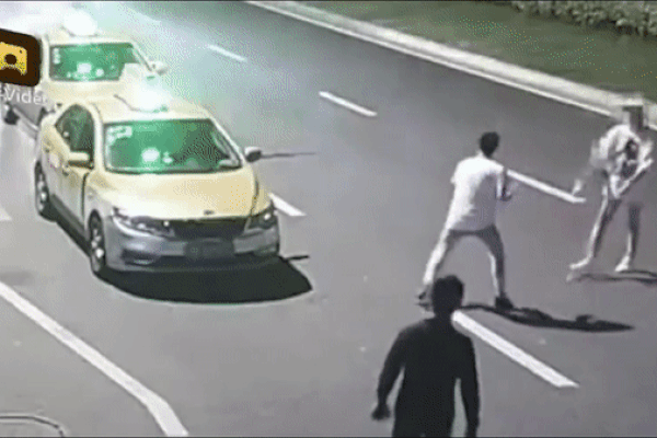 Giây phút kinh hoàng: Cãi nhau với bạn trai giữa đường, cô gái bị ô tô húc bay