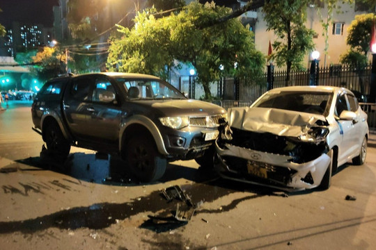 Hiện trường vụ tai nạn giữa 4 ô tô và nhiều xe máy ở Hà Nội