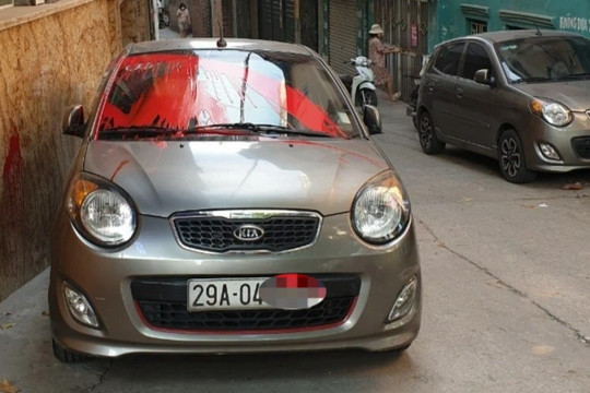 Hà Nội: Ô tô đỗ ở đầu ngõ bị tạt sơn đỏ kín kính xe