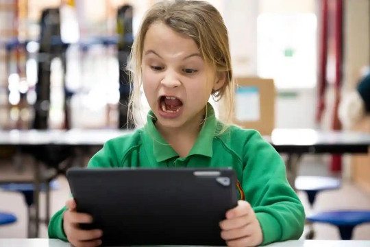 Học online quá lâu, trường ở Anh thuê chuyên gia về dạy trẻ cầm bút