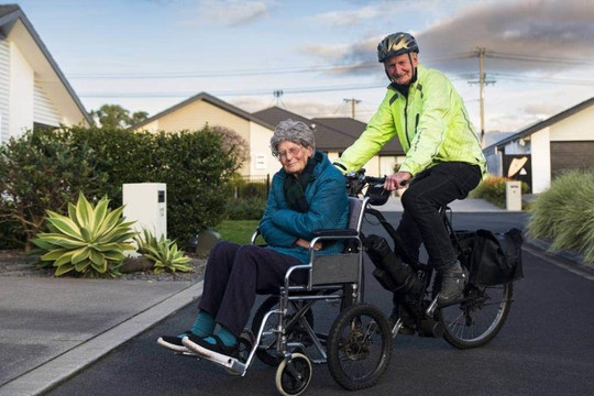 Cụ ông 79 tuổi gây sốt khi chế tạo xe điện để chở vợ đi dạo