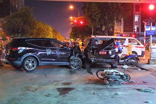 Thoát chết trong tai nạn giữa 4 ô tô, 6 xe máy, người đàn ông kể phút kinh hoàng