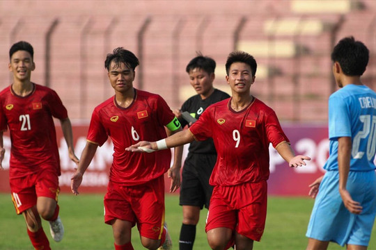 U16 Việt Nam thắng đậm U16 Singapore trong thế thiếu người
