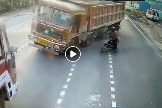 Tránh xe máy sang đường, 2 xe tải tông nhau kinh hoàng