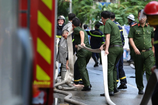 Ba cảnh sát hy sinh khi chữa cháy quán karaoke ở Hà Nội