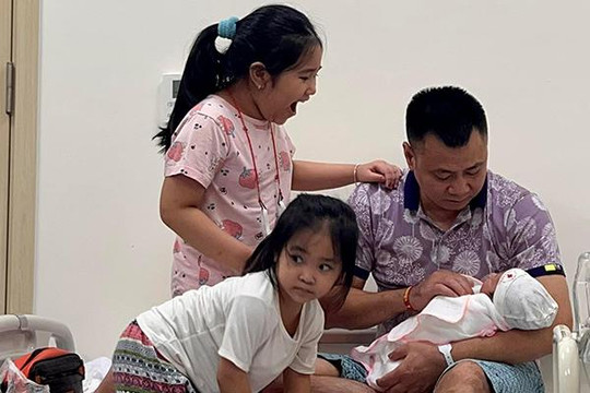 Sao Việt 1/8: NSND Tự Long háo hức chăm con trai mới sinh