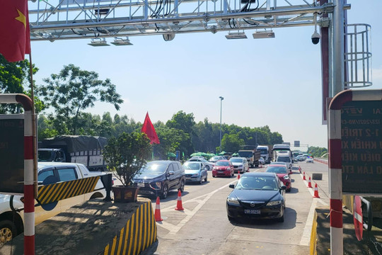 Cao tốc Nội Bài - Lào Cai nhiều xe bị từ chối phục vụ vì không đủ tiền, lỗi dán thẻ