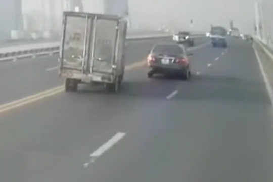 Tình huống xe con tạt đầu khiến xe tải lật nghiêng trên cầu Thăng Long