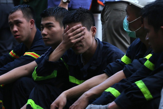 Những chiến sĩ kiệt sức sau đám cháy, đau đớn trước hy sinh của đồng đội