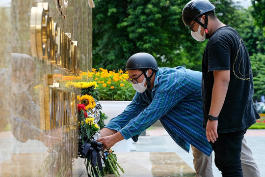 Những bó hoa dưới chân Tượng đài Công an nhân dân tri ân 3 chiến sĩ hy sinh