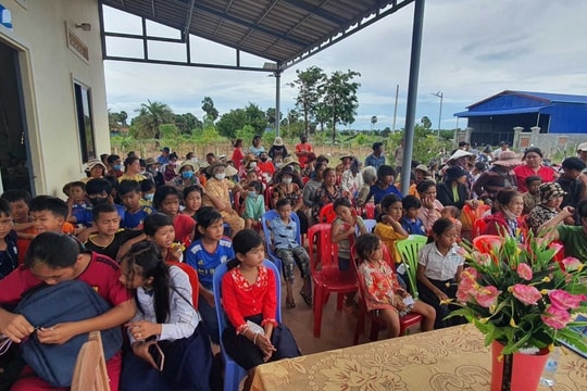 Trao 230 phần quà cho bà con người Việt và Campuchia có hoàn cảnh khó khăn tỉnh Kampot