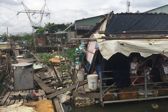 Cảnh sống khó tin ở xóm Bè ổ chuột giữa lòng Sài Gòn