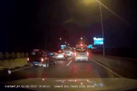 Khoảnh khắc kinh hoàng 9 xe ô tô tông vào đuôi nhau trên cao tốc Long Thành- Dầu Giây
