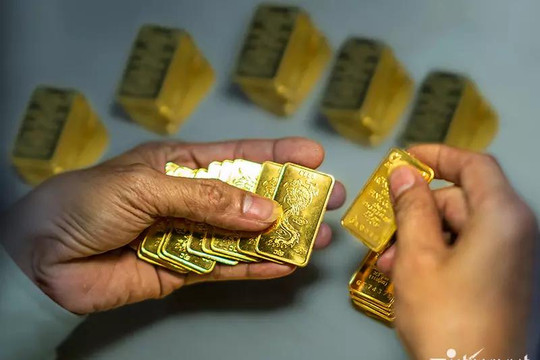 Giá vàng 'bốc hơi' hơn 2 triệu, về còn 65 triệu đồng/lượng