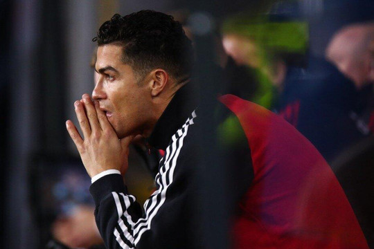 Ten Hag ném Ronaldo lên ghế dự bị, fan MU vỗ tay