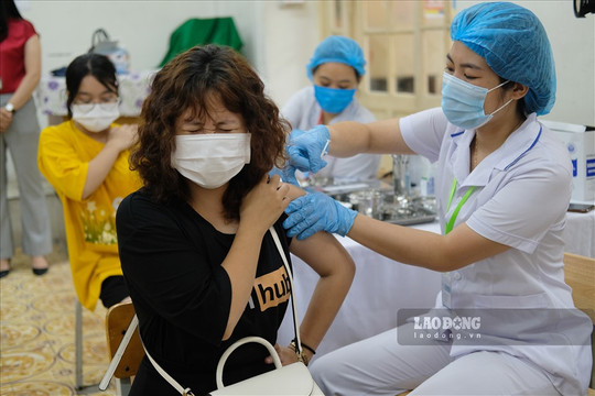 Hà Nội tăng tốc tiêm phủ vaccine mũi 3, 4 cho người dân