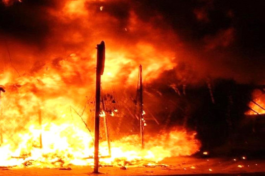 Bình Dương: Cháy lớn trong đêm, khu chợ công nhân bị thiêu rụi