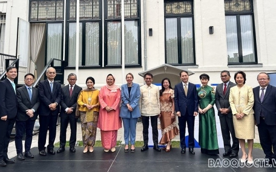 Đại sứ Phạm Việt Anh tham dự Lễ thượng cờ kỷ niệm 55 thành lập ASEAN tại Hà Lan