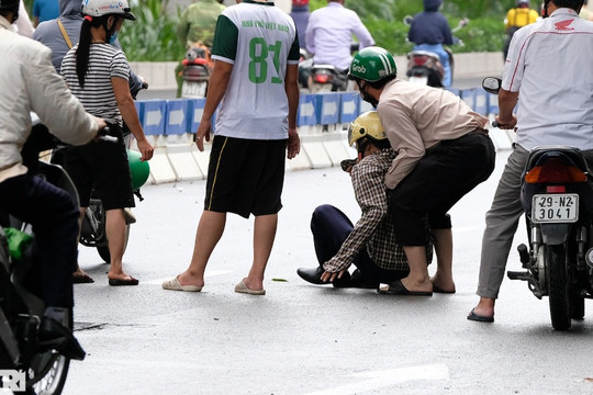 Thí điểm phân làn đường Nguyễn Trãi: Nhiều xe gặp tai nạn đâm dải phân cách