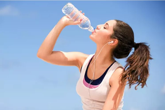 Cách uống nước gây hại cho sức khỏe