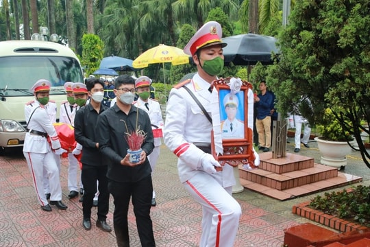 Tiễn đưa Thượng úy Đỗ Đức Việt về đất mẹ: 'Đồng đội ơi, hãy yên nghỉ nhé!'
