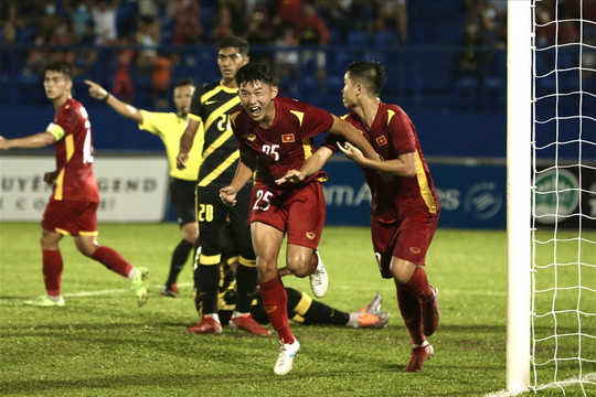 U19 Việt Nam thắng sát nút Malaysia trong ngày thầy Park dự khán