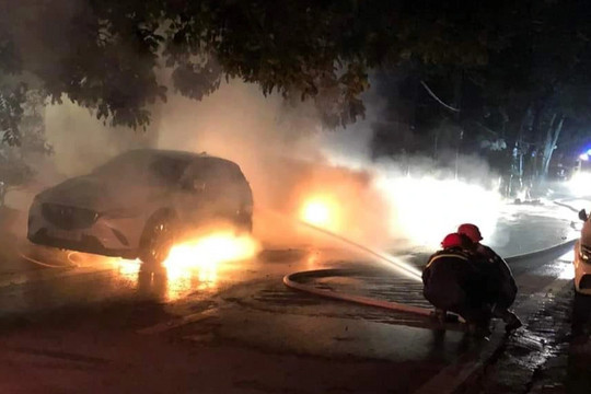 Mini Cooper cùng Mazda3 bốc cháy dữ dội lúc rạng sáng