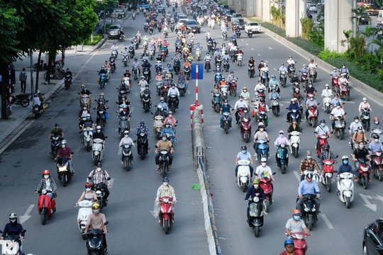 Phân làn đường Nguyễn Trãi: Hàng loạt xe máy lấn làn ôtô giờ cao điểm